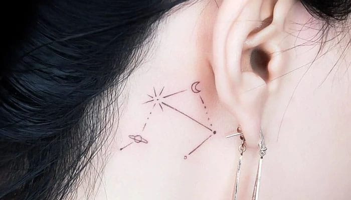 tatuajes pequeños detrás de orejas