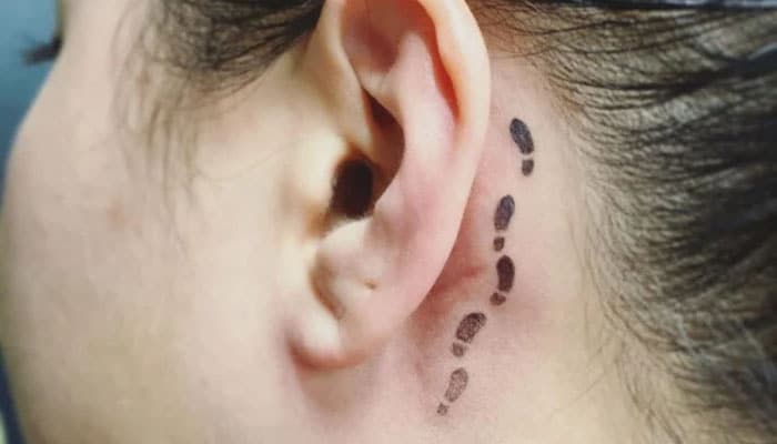 tatuajes detrás de las orejas