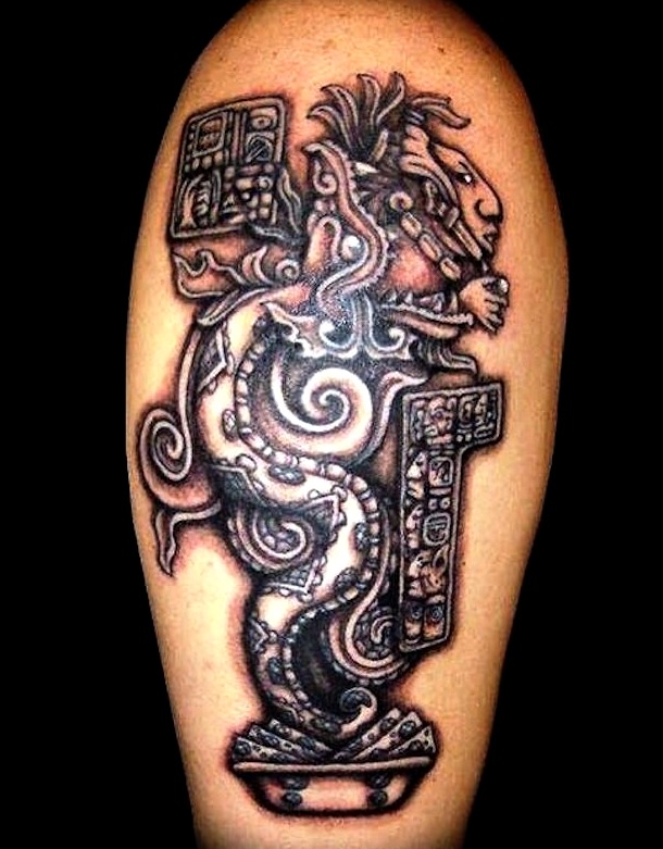 Tattoos aztecas y mayas en el brazo