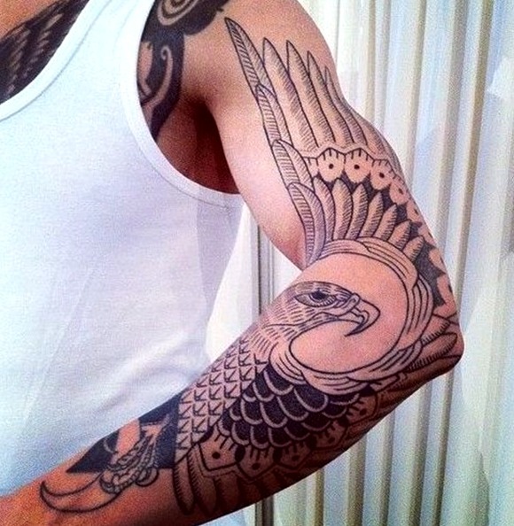 Tattoos de águilas en los brazos
