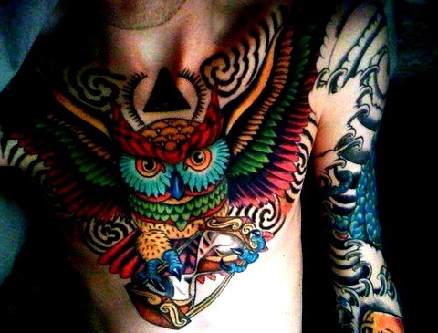 Tattoos de búhos con muchos colores