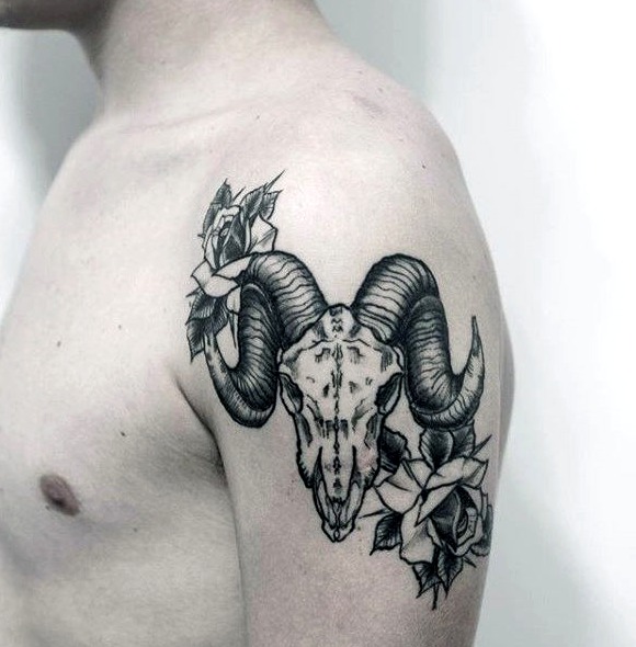 Tattoos de calaveras de carnero y cabra