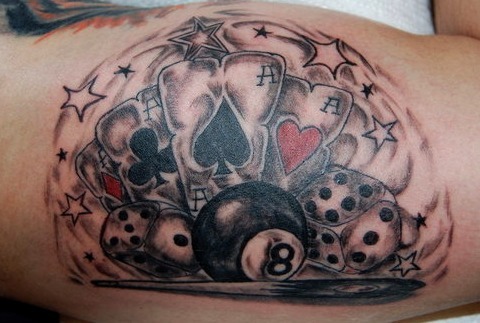Tattoos de cartas de póker y bolas de billar