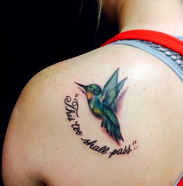 Tattoos de colibríes con frases o nombres