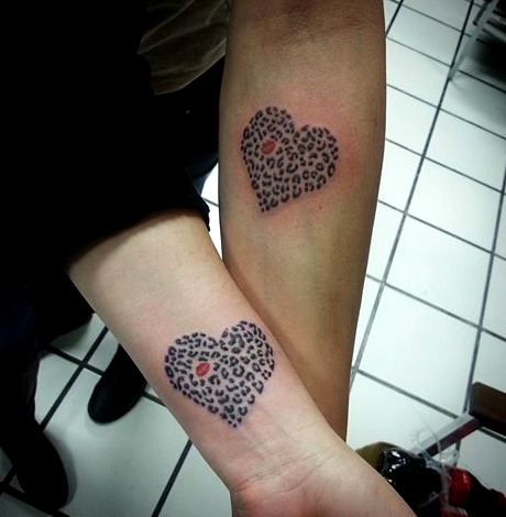 Tattoos de corazón y leopardo