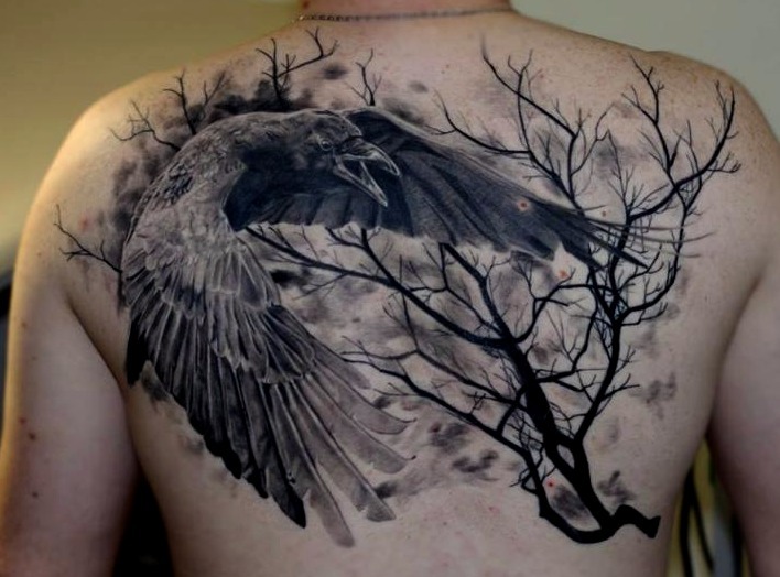 Tattoos de cuervos en arboles
