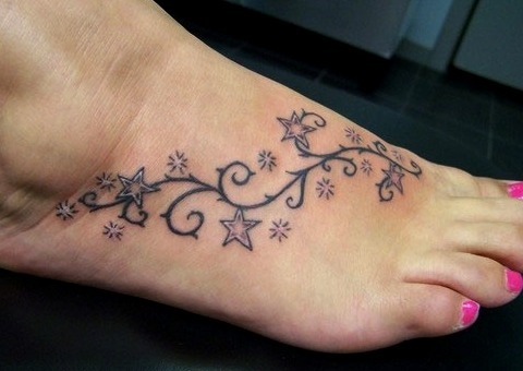 Tattoos de enredaderas en el pie