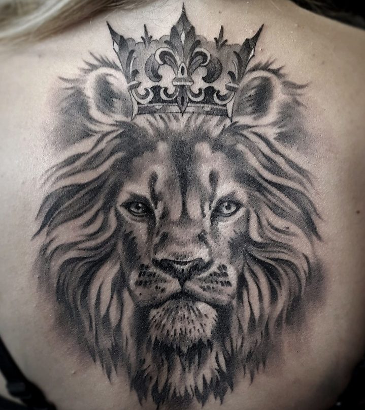 Tattoos de leones con corona