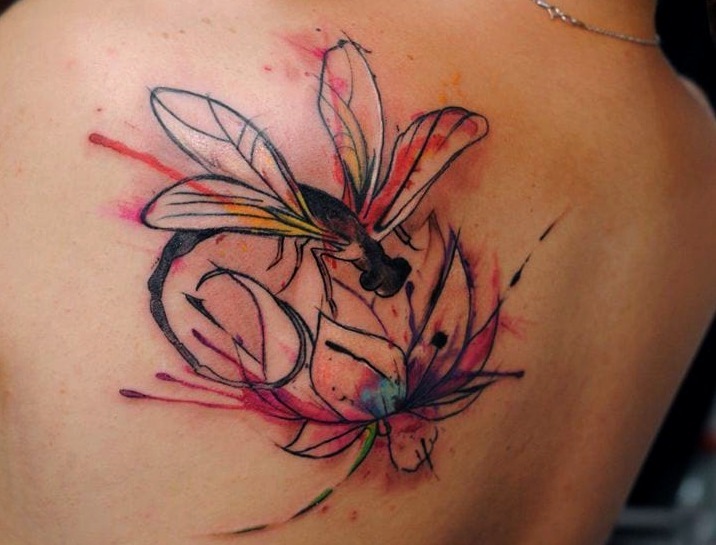 Tattoos de libélulas entre flores