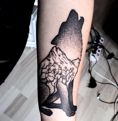 Tattoos de lobos aullando