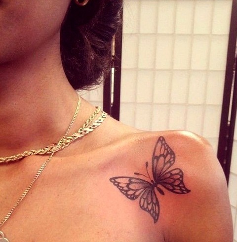 Tattoos de mariposas en los hombros