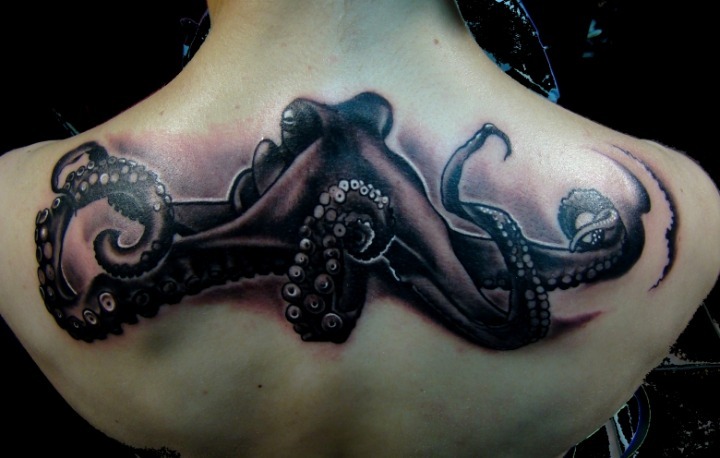 Tattoos de pulpo en la espalda