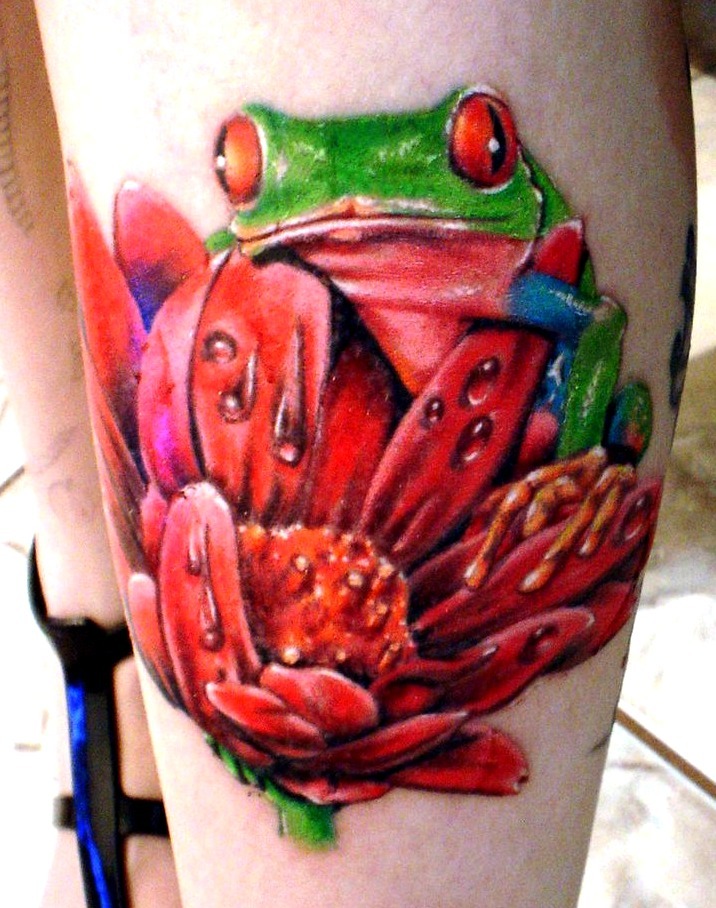 Tattoos de rana posada en una hoja
