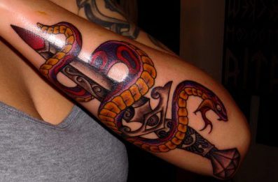 Tattoos de serpiente con espada