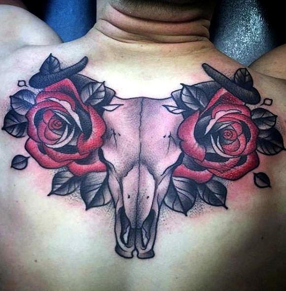 Tattoos de toros entre flores