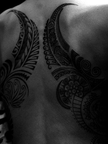 Tattoos tribales en la espalda