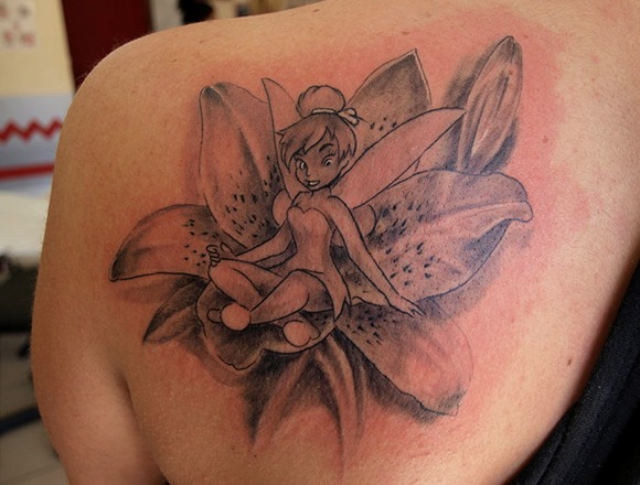 Tatuaje de Campanilla entre flores