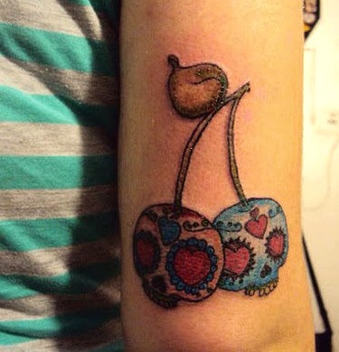 Tatuaje de cerezas en forma de calavera