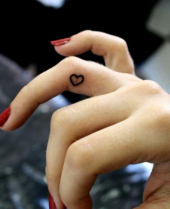 Tatuaje de corazón en el dedo