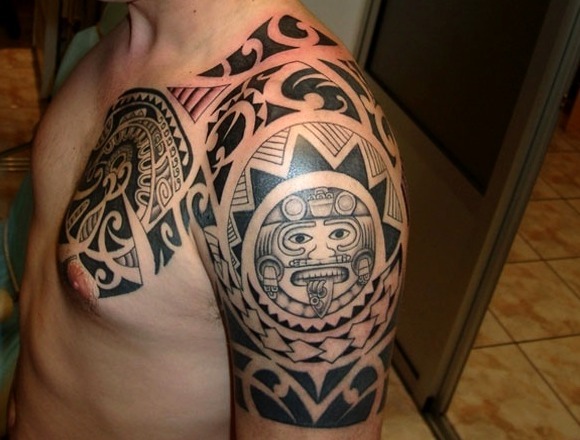 Tatuaje del sol azteca
