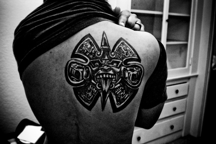 Tatuaje del sol azteca