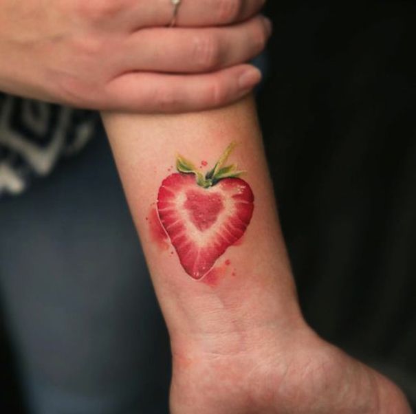 Alboroto Delgado Transformador 6 tatuajes de fresas rojas con significado único y especial | Tatuajes.wiki