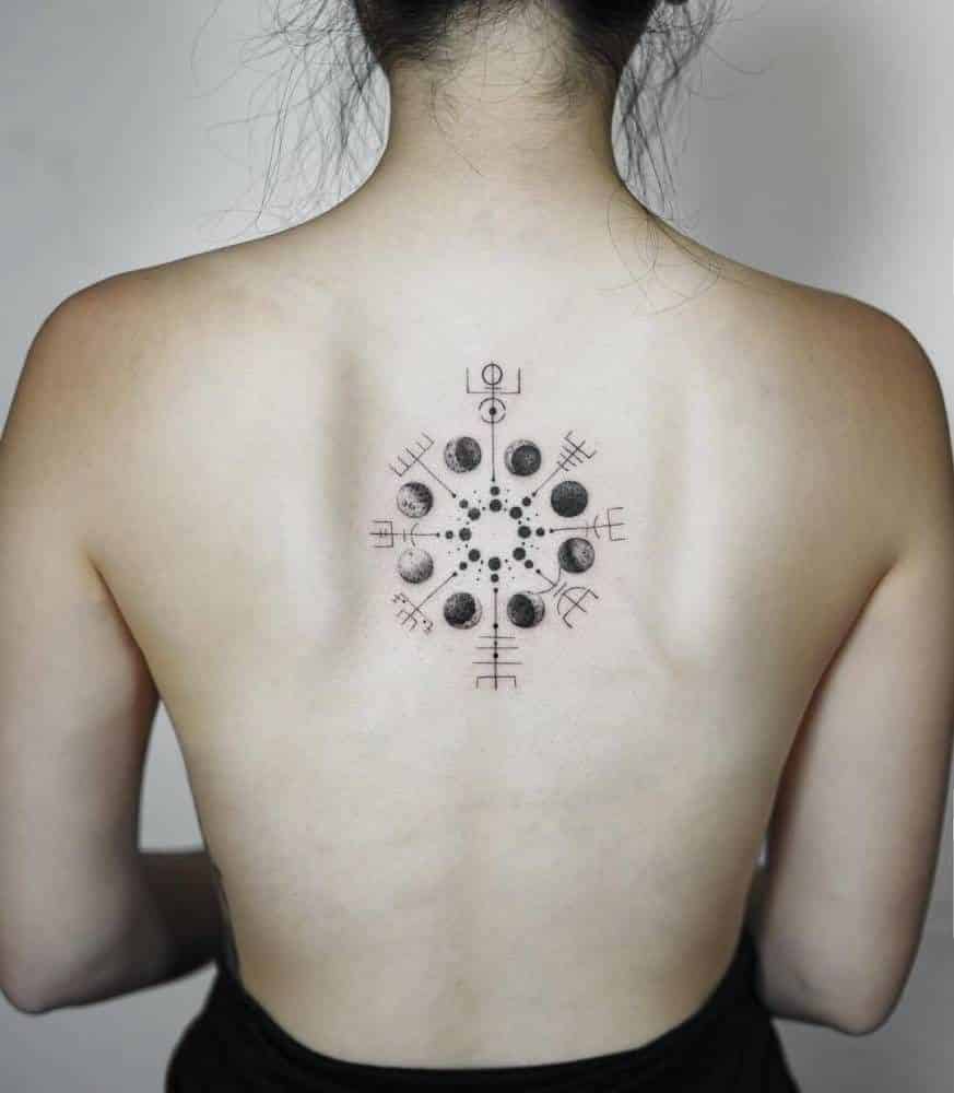 tatuajes geométrico de luna