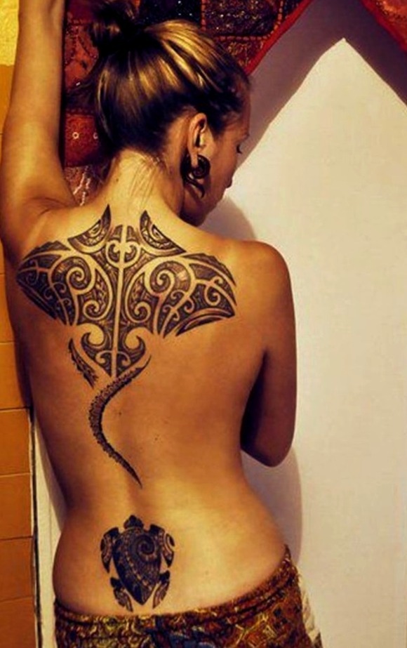 Tatuaje tribal en la espalda