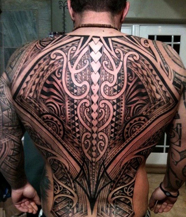 Tatuaje tribal en la espalda