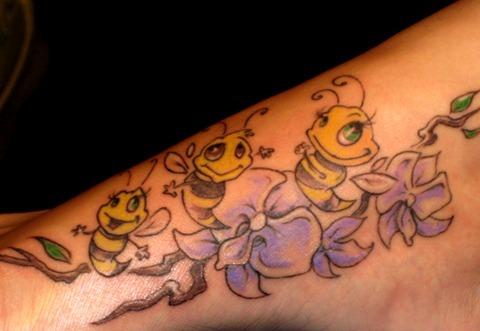 Tatuajes de abejas en mujeres