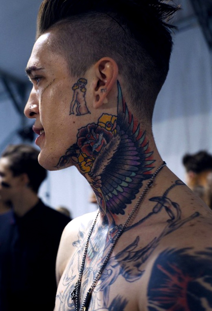 Tatuajes de alas en el cuello