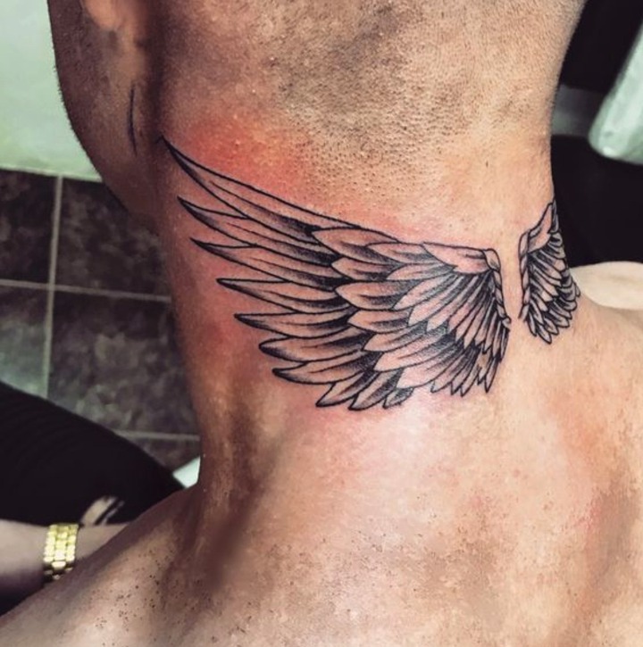 Tatuajes de alas en el cuello