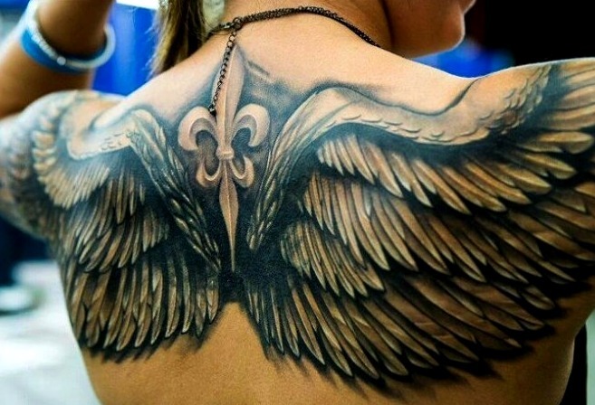 Tatuajes de alas en la espalda