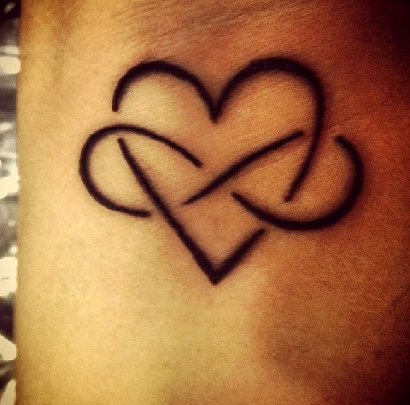 Tatuajes de corazones con el símbolo infinito