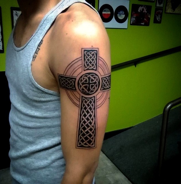 Tatuajes de cruces para hombres