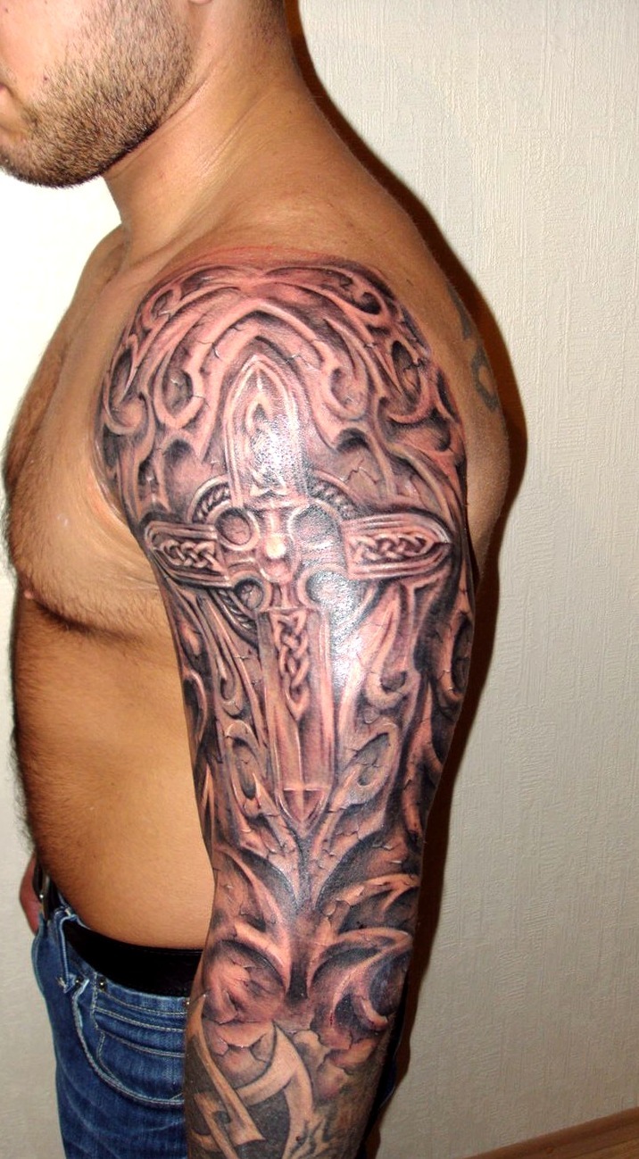 Tatuajes de cruz en el hombro