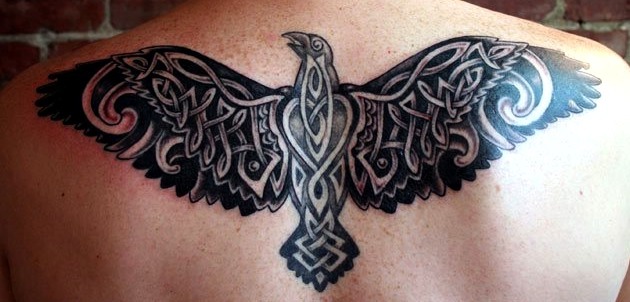 Tatuajes de cuervos al estilo tribal
