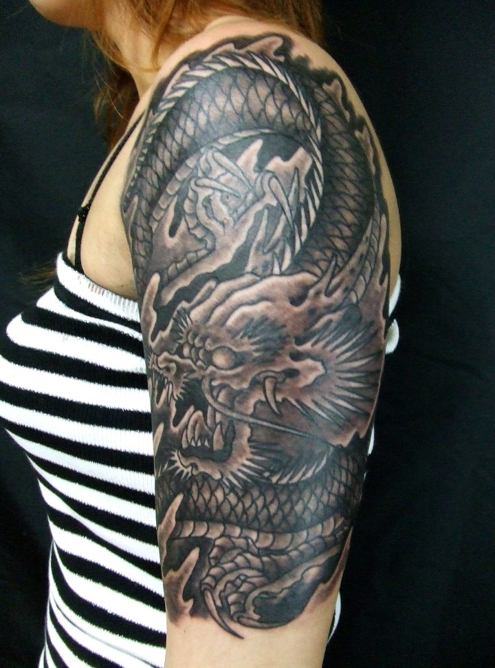 Tatuajes de dragones en el brazo rojos
