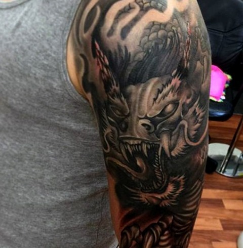 Tatuajes de dragones en el brazo negros