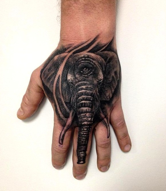 Tatuajes de elefantes en la mano