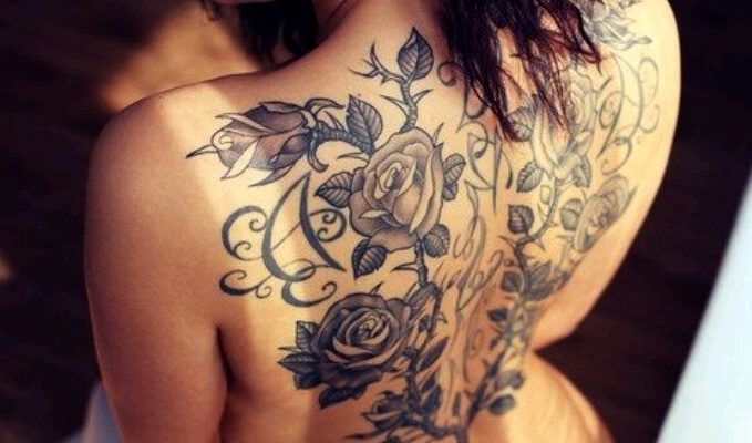 Tatuajes de enredaderas en la espalda