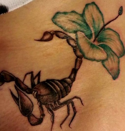 Tatuajes de escorpión con flores