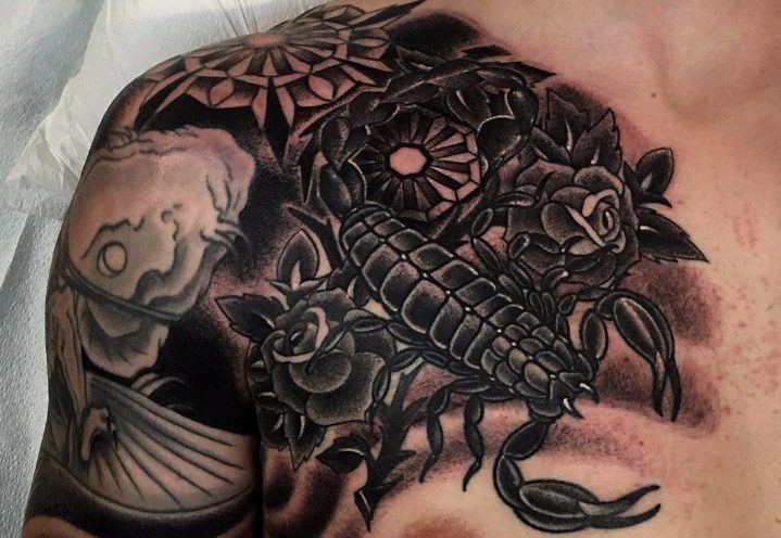 Tatuajes de escorpión con flores
