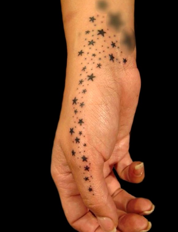 Tatuajes de estrellas en la mano y la muñeca