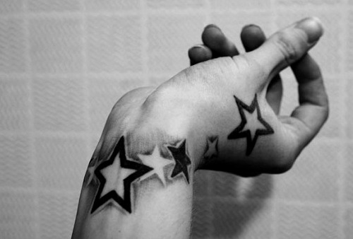 Tatuajes de estrellas en la mano y la muñeca