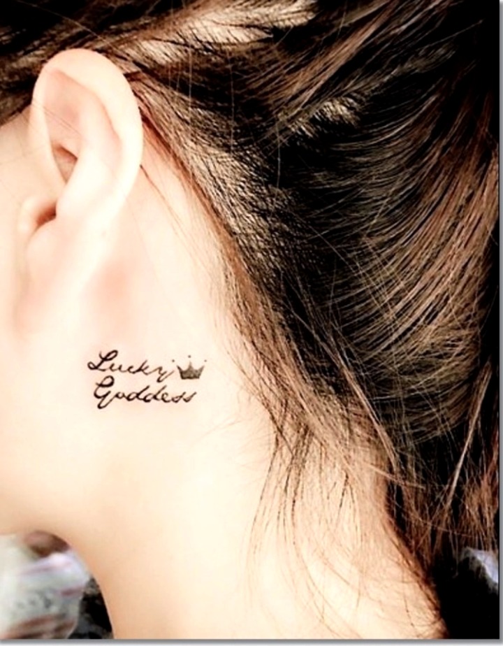 Tatuajes de frases y nombres en el cuello