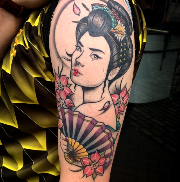 Tatuajes de geishas con abanicos
