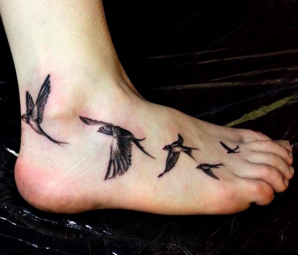 Tatuajes de golondrinas volando