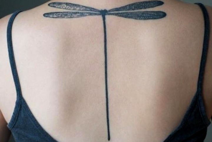 Tatuajes de libélulas en la espalda