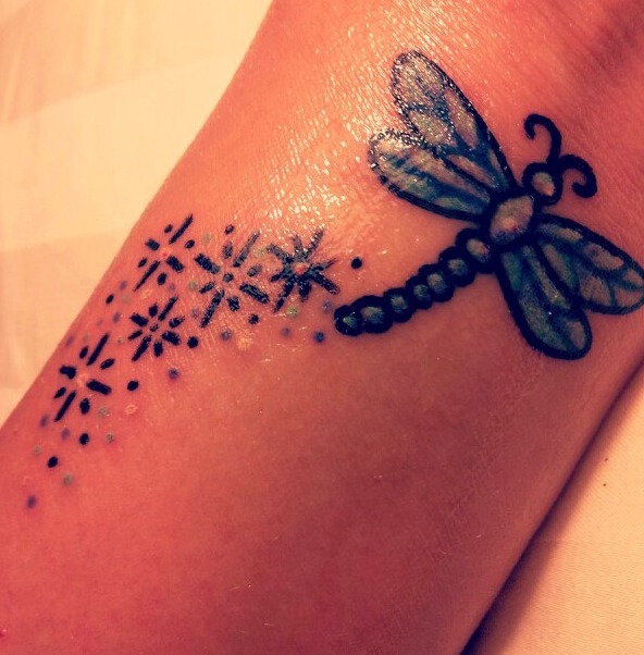 Tatuajes de libélulas entre estrellas